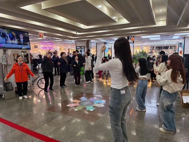 서초구의 올해 겨울철 에너지 절약 캠페인은 12일 오후 2시부터 고속버스터미널 일대 고투몰 중앙광장에서 진행됐다. /서초구