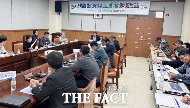 정읍시농업기술센터가 12일 제2청사 2강의실에서 과학영농 통합 관제 체계 프로그램 개발 용역 중간보고회를 열고 AI 기반 농업지식 서비스 등이 포함된 프로그램 개발 현황을 점검하고 있다. /정읍시