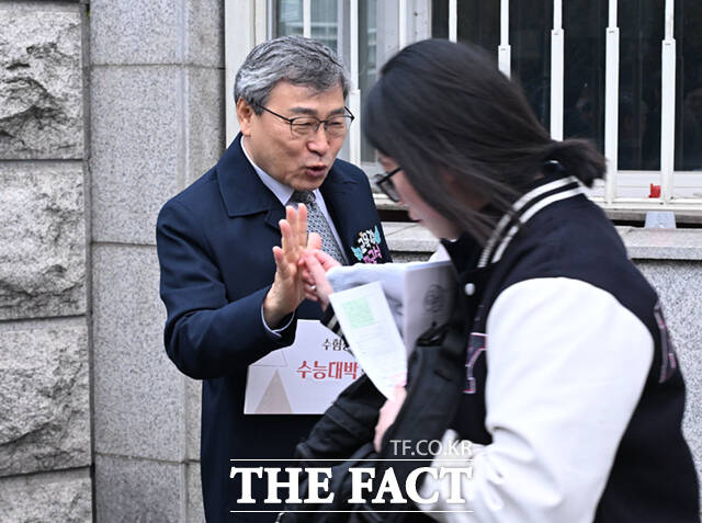 정근식 서울시교육감이 서울 광남고등학교 교문 앞에서 수험생들을 응원하고 있다.