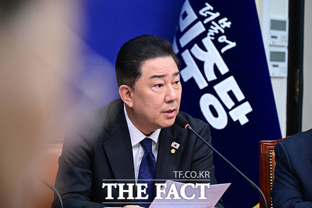 김병기 민주당 원내대표가 13일 의원총회에서 의원들의 총의를 모아 대장동 사건 진실 규명을 위한 국정조사 요구서를 이번 주 내 제출하겠다고 예고했다. /남윤호 기자