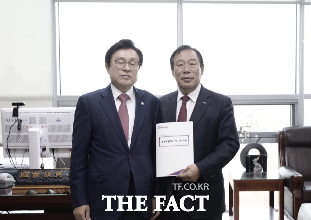 최민호 세종시장(오른쪽)이 13일 국회 예산결산특별위원회 박형수 국민의힘 간사를 만나 내년도 정부예산 확보 지원을 요청하고 있다. /세종시