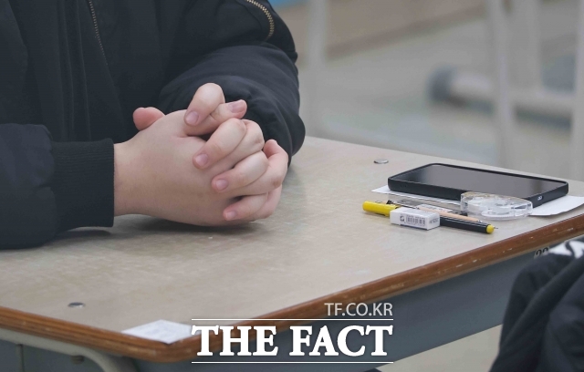 2026학년도 대학수학능력시험이 실시된 13일 오전 서울 용산구 용산고등학교에서 수험생들이 시험 준비를 하고 있다. /사진공동취재단