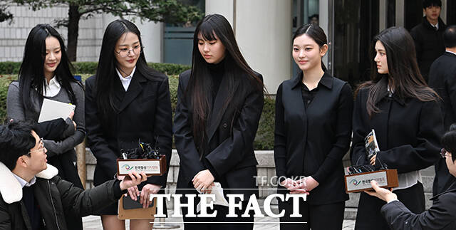 그룹 뉴진스 해린과 혜인이 소속사 어도어와 협의 후 복귀를 알린 뒤 민지 다니엘 하니도 소속사 복귀의 뜻을 전했다. 이와 관련해 진의 확인 중이라던 어도어는 개별 면담 일정을 조율 중이라고 추가 입장을 전했다. 왼쪽부터 하니 민지 혜인 해린 다니엘. /더팩트 DB