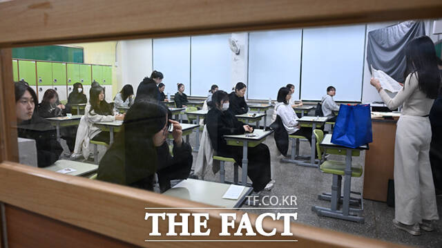 수험생들이 시험 시작을 기다리고 있다. 올해 수능은 이날오전 8시 40분부터 오후 5시 45분(일반수험생 기준)까지 전국 1310개 시험장에서 실시된다.