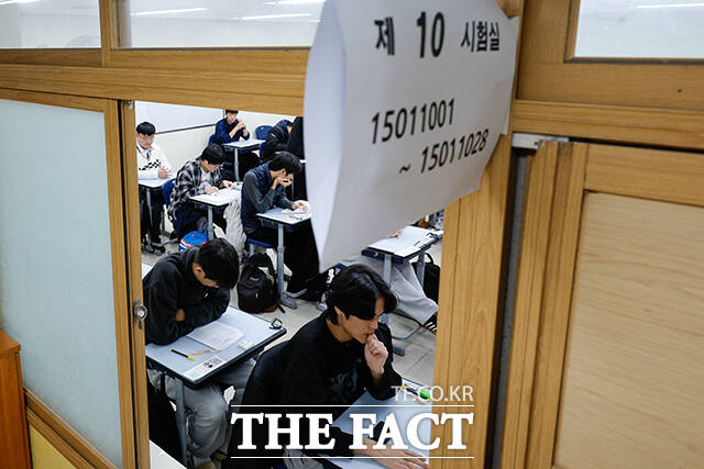 경복고등학교에 마련된 고사장에서 수험생들이 시험 시작을 준비하고 있다. /사진공동취재단