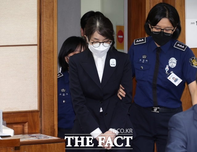 도이치모터스 주가조작과 명태균 공천개입, 통일교 청탁·뇌물 수수 의혹 혐의 등으로 구속기소 된 김건희 씨(파면된 전직 대통령 윤석열의 아내)가 24일 오후 서울 서초구 서울중앙지방법원에서 열린 첫 재판에 출석하고 있다. /사진공동취재단