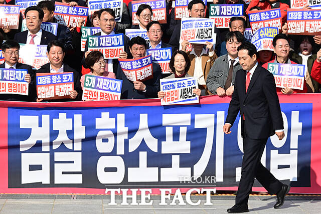 취임 후 처음으로 광주 5·18 민주묘지를 찾아 호남과의 동행을 강조하며 외연 확장에 나섰던 장동혁 국민의힘 대표는 최근 윤어게인 세력과 또다시 밀착하는 듯한 행보를 보이고 있다. 사진은 장 대표가 12일 오전 서울 여의도 국회에서 열린 대장동 일당 7400억 국고 환수 촉구 및 검찰 항소포기 외압 규탄대회에 참석해 연단으로 향하고 있는 모습. /남윤호 기자