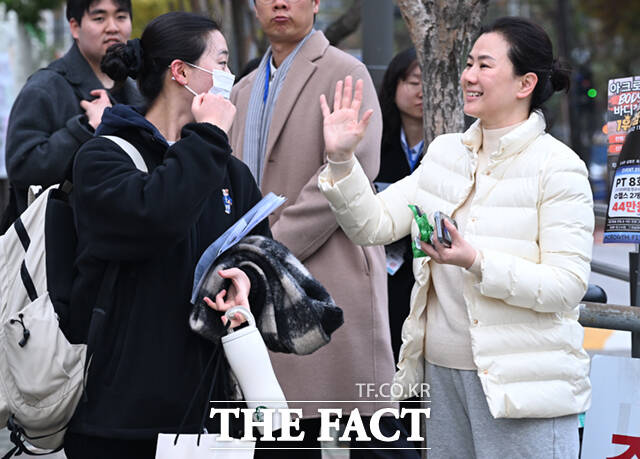 2026학년도 대학수학능력시험일인 13일 오전 서울 광진구 광남고등학교에서 한 수험생이 교문 앞에서 어머니의 응원을 받고 있다.