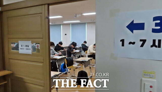 수험생들이 2025학년도 대학수학능력시험 제29(세종)지구 제3시험장인 새롬고 제 1교실에서 시험을 기다리고 있다. /김형중 기자