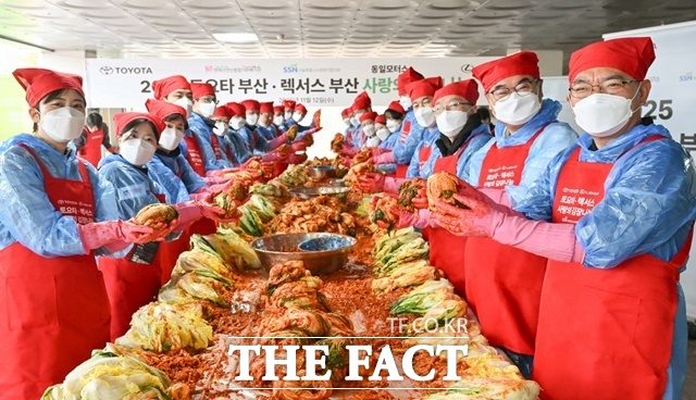 한국토요타자동차와 부산·경남지역 공식 딜러사 동일모터스 임직원들이 12일 부산 연제구 연산종합사회복지관에서 진행된 2025 토요타·렉서스 사랑의 김장나눔 행사에 참여해 김장 김치를 담그고 있다. /한국토요타자동차