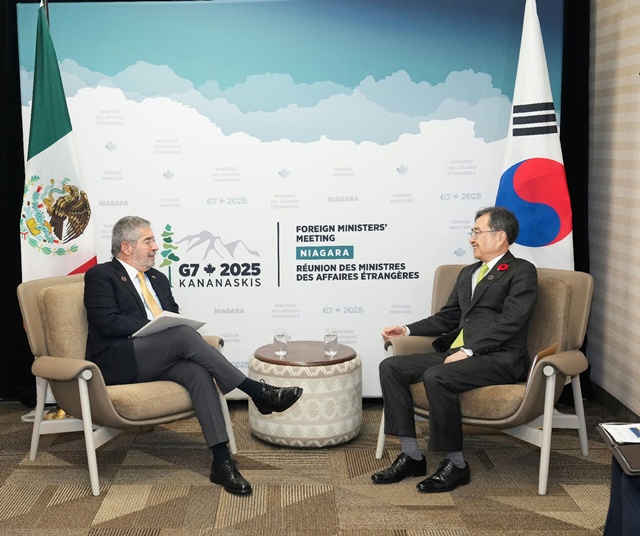 조현 외교부 장관(오른쪽)은 지난 11일 후안 라몬 데 라 푸엔테 멕시코 외교장관과 회담을 가졌다. /외교부