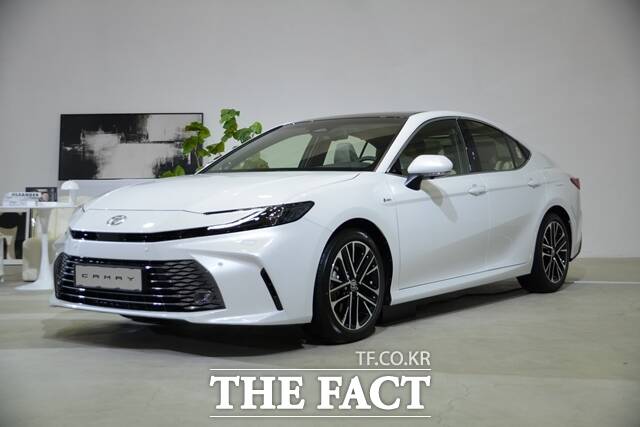 토요타 북미법인은 12일(현지시간) 미국 노스캐롤라이나 신규 배터리 공장에서 생산을 시작했다. 토요타 2025년형 캠리 하이브리드. /더팩트DB