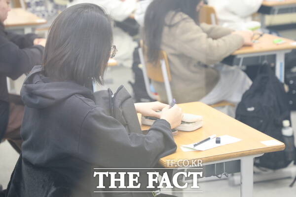2026학년도 대학수학능력시험이 치러지는 13일 오전 대전 대덕구 중리동 동대전고등학교 고사장에서 한 수험생이 시험준비를 하고 있다. /대전시교육청 출입기자단 공동 취재