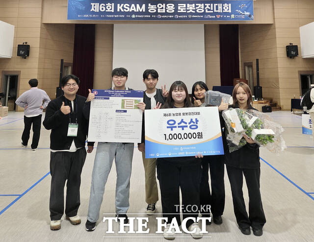 전북대학교 생물산업기계공학과 학부생들로 구성된 SCV 팀이 제6회 KSAM 농업용 로봇경진대회에서 우수상(농촌진흥청장상)을 받았다. /전북대학교