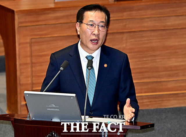 박성재 법무부 장관이 16일 오후 서울 여의도 국회에서 열린 교육·사회·문화에 관한 대정부질문에 참석해 백혜련 더불어민주당 의원의 질의에 답변을 하고 있다./배정한 기자