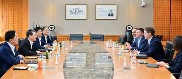 (왼쪽부터) LG디스플레이 정철동 CEO, LG전자 조주완 CEO, LG에너지솔루션 김동명 CEO, LG이노텍 문혁수 CEO, 메르세데스-벤츠 R&D 코리아 컬삿 카르탈 센터장, 메르세데스-벤츠 코리아 마티아스 바이틀 대표이사, 메르세데스-벤츠 그룹 AG 올라 칼레니우스 CEO, 메르세데스-벤츠 이다 볼프 기업본부 총괄이 서울 여의도 LG 트윈타워에서 만나 미래 모빌리티 분야 협력 강화를 논의했다. /메르세데스-벤츠 코리아