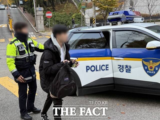 2026학년도 대학수학능력시험(수능)이 치러진 13일 올해도 경찰 순찰차를 타고 시험장에 가까스로 도착하거나 신분증, 도시락 등을 깜빡해 발을 동동 구르는 수험생들이 속출했다. /정인지 기자