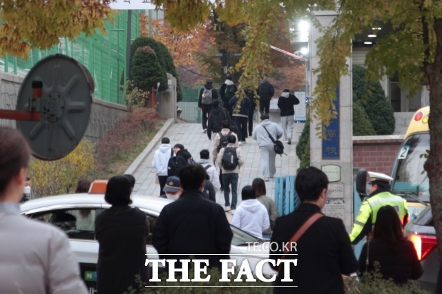 2026학년도 대학수학능력시험이 열리는 13일 오전 서울 송파구 문정동 문정고등학교로 수험생들이 들어가고 있다. 그 모습을 학부모들이 뒤에서 지켜보고 있다. /이상빈 기자
