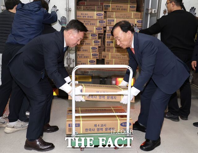 설동호 교육감과 유지완 부교육감이 봉인 해제한 수능 문답지를 차량에서 내리고 있다. /대전시교육청