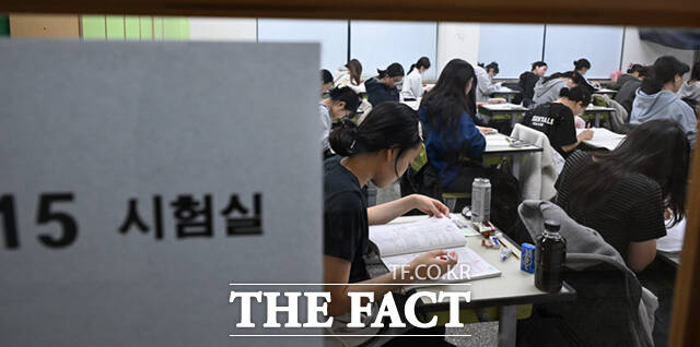 이번 수능 지원자는 55만 4174명으로 지난해 대비 3만 1504명(6.0%) 늘어 2019년(59만 4924명) 이후 7년 만에 최다를 기록했다.