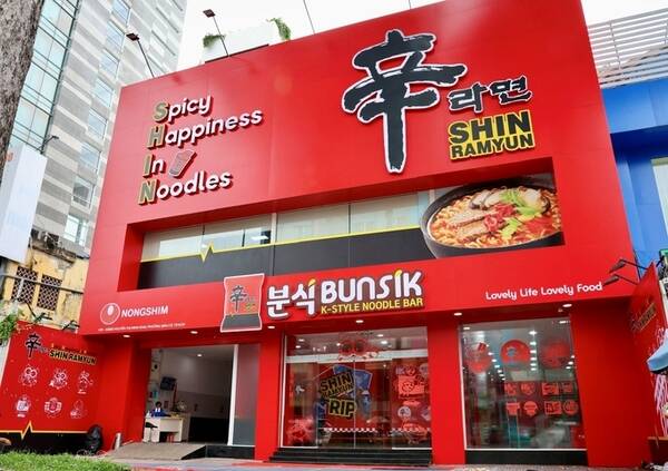 농심은 내수 침체 현상 속 스낵·음료 사업의 부진으로 실적이 주춤하자 이를 타개하기 위해 라면을 주축으로 글로벌 사업에 나섰다. 이를 위해 농심은 오는 2029년까지 1조2000억원 규모를 투자하기로 했다. 사진은 지난 8월 베트남 호치민에 마련된 농심 분식. /농심