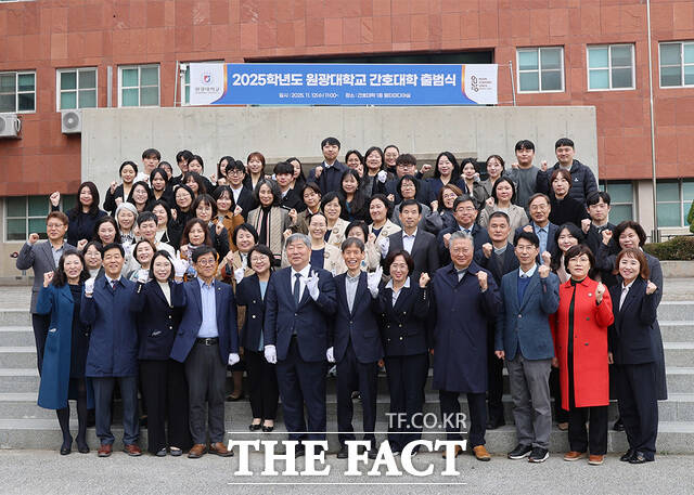지난 12일 원광대 간호대학에서 열린 간호대학 출범식에서 박성태 원광대 총장과 백준흠 원광보건대 총장, 신은숙 대한간호협회 전북도간호사회장, 이안생 원광대병원 간호부장, 정석희 전북대 간호대학장, 원광대 간호학과 및 원광보건대 간호학과 교수진 등이 참석한 가운데 기념 촬영을 하고 있다. /원광대학교
