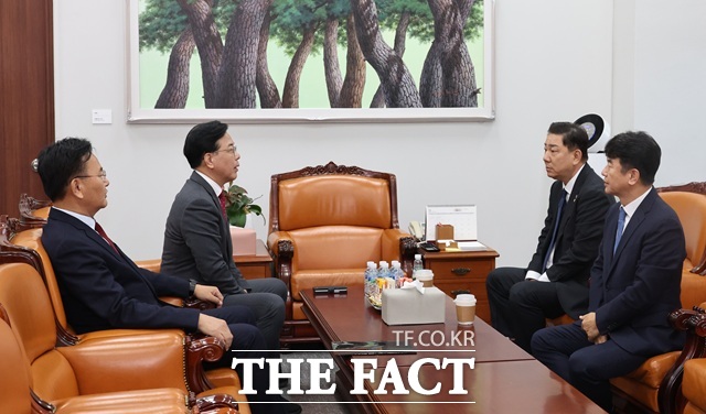 여야 원내대표단이 13일 국회의장 주재로 3차 회동을 진행했다. 사진은 지난 11일 여야 원내대표단이 회동하는 모습. 왼쪽부터 국민의힘 유상범 원내운영수석부대표와 송언석 원내대표, 더불어민주당 김병기 원내대표와 문진석 원내운영수석부대표. /뉴시스