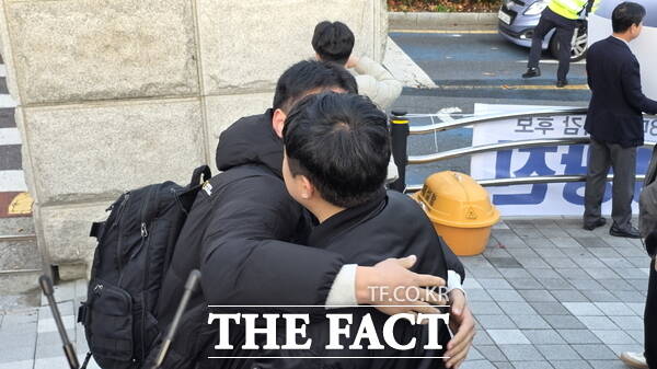 2026학년도 대학수학능력시험이 치러지는 13일 오전 대전 대덕구 중리동 동대전고등학교에서 보문고등학교 교사가 자신의 제자를 안아주며 응원하고 있다. /정예준 기자