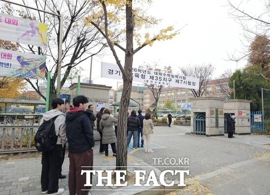 13일 2026학년도 대학수학능력시험이 치러진 경기 안양시 동안구 동안고등학교 정문에서 일부 재학생들과 학무모들이 시험장으로 입실하는 수험생들의 뒷모습을 지켜보고 있다. /안양=이승호 기자