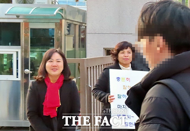 구연희 교육감 권한대행(왼쪽)이 13일 2025학년도 대학수학능력시험 제29(세종)지구 제3시험장인 새롬고등학교를 찾아 수험생들에게 따뜻한 격려와 응원을 펼치고 있다. /김형중 기자