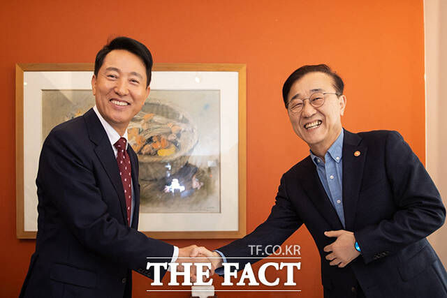 김윤덕 국토교통부 장관(오른쪽)과 오세훈 서울시장이 13일 오전 서울 중구의 한 식당에서 오찬 회동을 갖고 있다./국토부