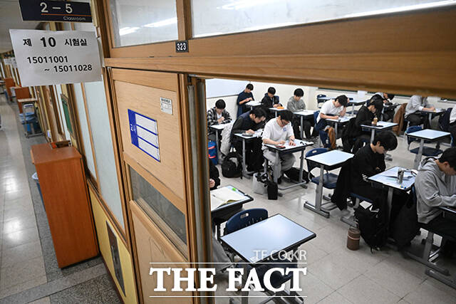 2026학년도 대학수학능력시험(수능)이 치러진 13일 오전 서울 종로구 경복고등학교에 마련된 고사장에서 수험생들이 시험을 준비하고 있다. /사진공동취재단