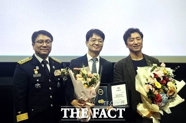 GS칼텍스는 전기차(EV) 충전소에 화재사고 예방을 위한 화재진압설비를 도입한 공로로 제63주년 소방의 날 경기도지사 표창을 받았다. 왼쪽부터 용인서부소방서 김중양 서장, GS칼텍스 Mobility & Marketing 기획부문 조도현 상무, 전지훈 Network Value-up팀 팀장이 기념촬영을 하고 있다. /GS칼텍스