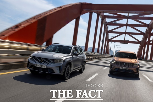 르노코리아가 중형 SUV 그랑 콜레오스에 대한 4번째 무선 업데이트를 13일부터 실시한다고 밝혔다. 이를 통해 기존 그랑 콜레오스 고객들에게 상품성이 더욱 강화된 커넥티비티 서비스 및 ADAS 기능을 제공할 예정이다. /르노코리아