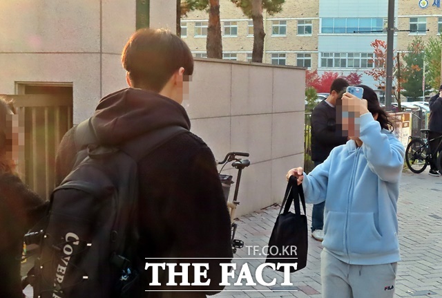 집에 두고간 수험생의 도시락을 전해주는 학부모. /김형중 기자