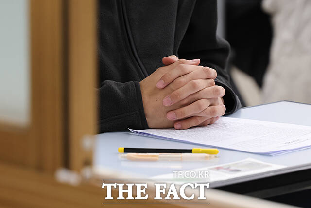 2026학년도 대학수학능력시험일인 13일 오전 서울 종로구 경복고등학교에 마련된 고사장에서 수험생들이 시험 시작을 준비하고 있다. /사진공동취재단