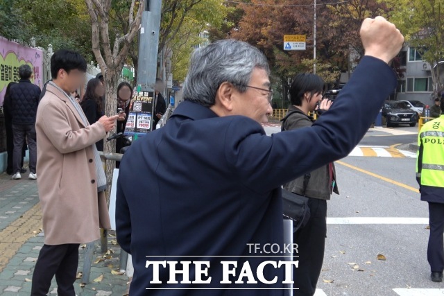 정근식 서울시교육감이 2026학년도 대학수학능력시험일인 13일 서울 광진구 광남고등학교 입구에서 수험생들을 응원하고 있다. /서울 광진구=김민지 기자