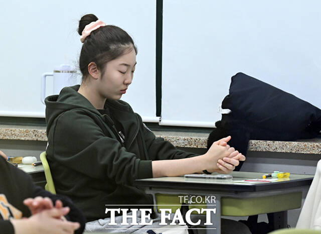 눈 감은 채 기도하는 수험생