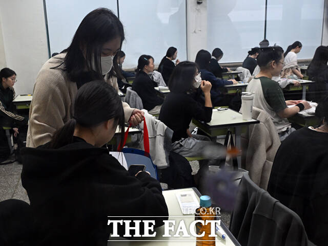 수험생들이 시험에 앞서 휴대전화를 제출하고 있다.