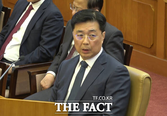 내란 사건을 수사하는 조은석 특별검사팀과 윤석열 전 대통령 측이 12·3 비상계엄 당시 체포조 명단이 기재된 이른바 홍장원 메모를 두고 증거 채택 공방을 벌였다.홍장원 전 국가정보원 1차장이 지난 2월 서울 종로구 헌법재판소에서 열린 윤 전 대통령 탄핵심판 10차 변론기일에 증인으로 출석해 국회 측 변호인의 질의에 답하고 있다. /헌법재판소