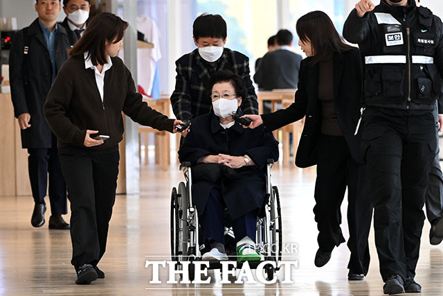 이배용 전 국가교육위원장이 13일 오전 서울 광화문 KT 빌딩에 마련된 김건희 특검 사무실로 휠체어를 탄 채 출석하고 있다. /남용희 기자