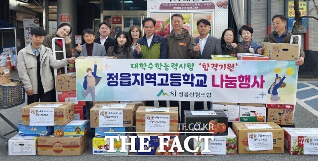 정읍산림조합은 대학수학능력시험을 앞둔 고3 수험생들을 응원하기 위해 합격기원 과일모찌 2000세트를 제작해 정읍지역 고등학교에 전달했다. /정읍산림조합