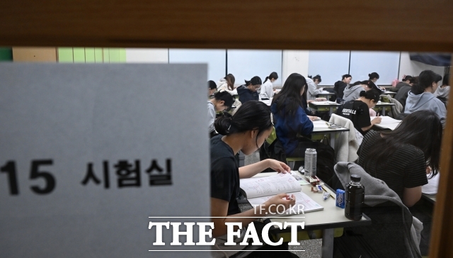 2026학년도 대학수학능력시험일인 13일 오전 서울 광진구 광남고등학교에서 수험생들이 시험 시작을 기다리고 있다. /이새롬 기자