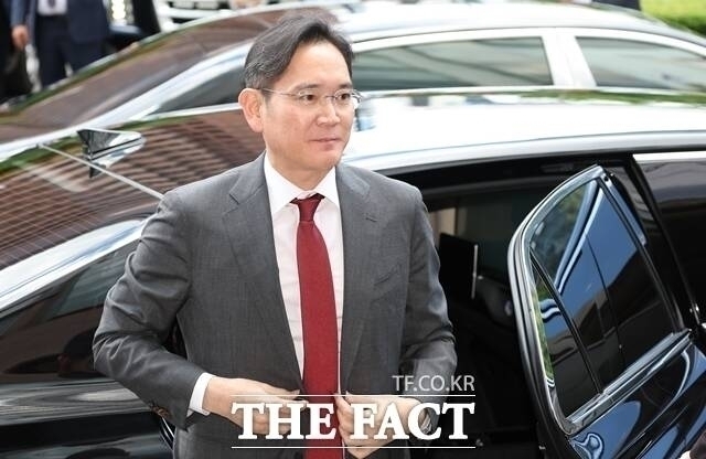 이재용 삼성전자 회장이 13일 오후 서울 용산구 한남동 승지원에서 올라 칼레니우스 메르세데스-벤츠 회장과 만찬을 함께하며 전장 부품 등 미래 모빌리티 기술 관련 협력 방안을 논의했다. /더팩트 DB