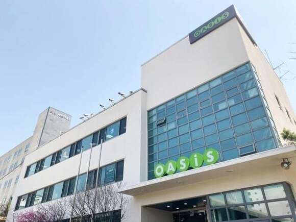 오아시스마켓이 3분기 실적을 13일 잠정 공시했다. 매출은 전년 동 기간 대비 13% 증가한 1453억원을 기록했으나 영업이익은 47% 감소한 27억원을 기록했다. /오아시스마켓