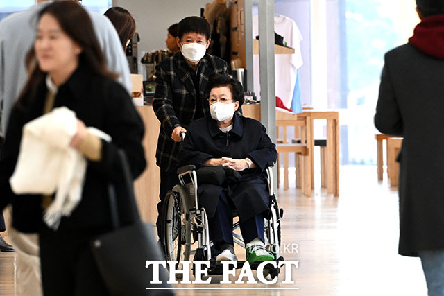 이배용 전 국가교육위원장이 13일 오전 서울 광화문 KT 빌딩에 마련된 김건희 특검 사무실로 휠체어를 탄 채 출석하고 있다.