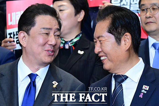 더불어민주당이 검찰의 대장동 항소 포기 결정에 대한 내부 반발을 계기로 검사의 징계 강화를 위한 법 개정을 예고하며 강경 대응 기조를 분명히 하고 있다. 사진은 민주당 김병기(왼쪽) 원내대표와 정청래 대표. /남윤호 기자