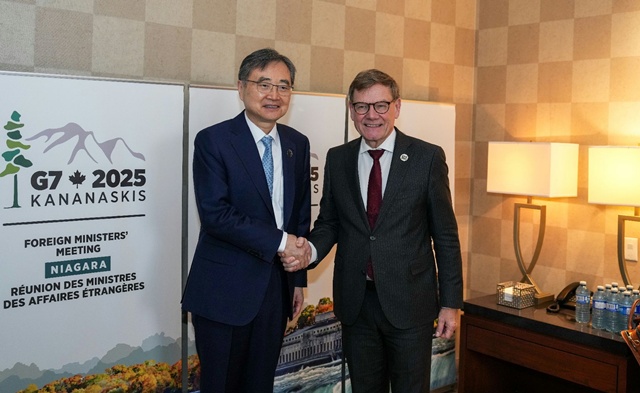 조현 외교부 장관(왼쪽)은 12일(현지시간) 요한 바데풀 독일 외교장관과 만나 양국 신정부 출범 이후 활발한 고위급 교류를 평가하고, 새로운 협력 분야 발굴을 강조했다./ 외교부