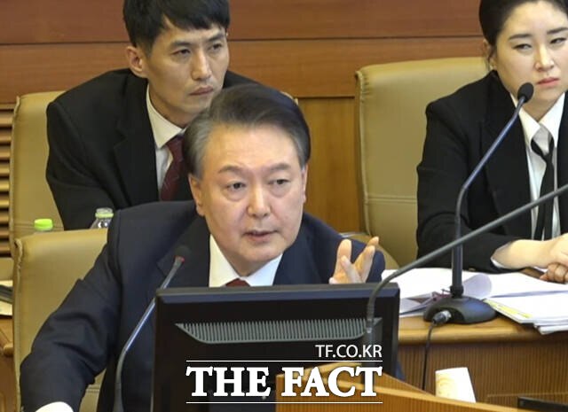 내가 빨리 직무 복귀를 해서 세대 통합의 힘으로 대한민국을 이끌어가겠다고 밝힌 윤 대통령의 메시지가 공개돼 화제를 모았다. 지난 20일 서울 종로구 헌법재판소에서 열린 탄핵심판 10차 변론기일에 출석해 홍장원 전 국가정보원 1차장에게 질의하는 윤 대통령. /헌법재판소