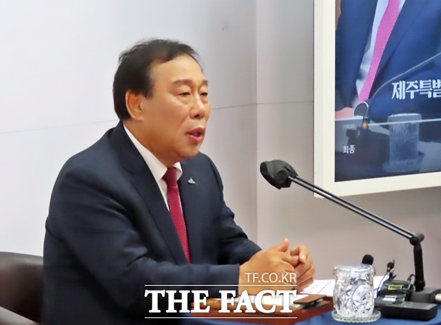 최민호 세종시장이 13일 오후 시청 정음실에서 기자간담회를 갖고 행정수도 특별법 제정, 정부예산 확보 추진 상황 등을 밝히고 있다. /김형중 기자